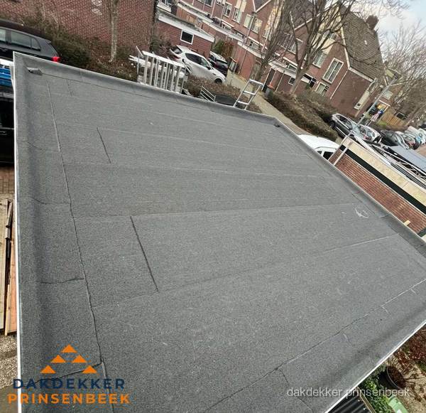 Nieuwe bitumen dakbedekking op plat dak van garage in Prinsenbeek