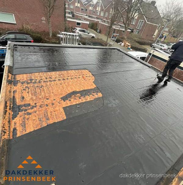 Dakdekker brengt EPDM dakbedekking aan op plat dak in Prinsenbeek