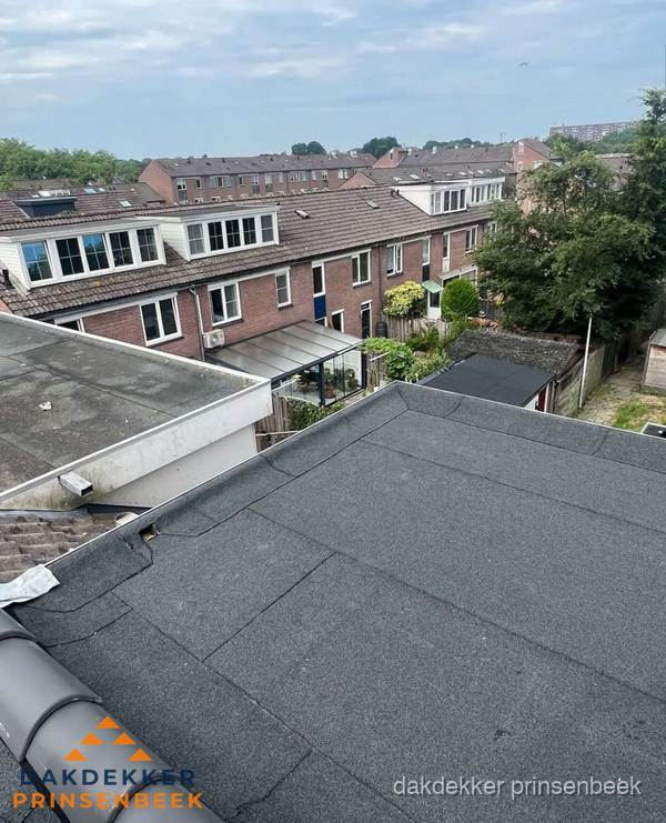 Vernieuwd plat dak met bitumen in woonwijk in Prinsenbeek