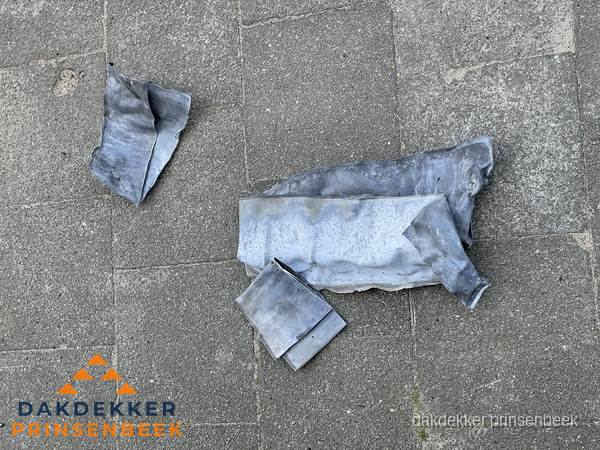 Oude verwijderde loodslabben na vervanging in Prinsenbeek Oude verwijderde loodslabben na vervanging in Prinsenbeek