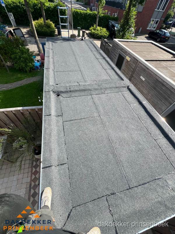 Bitumen plat dak rijtjeswoning vanuit dakdekker perspectief in Prinsenbeek