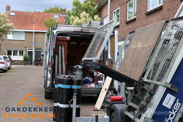 Dakdekkersbusje met materiaal en ladderlift voor dakpannen vervangen in Prinsenbeek