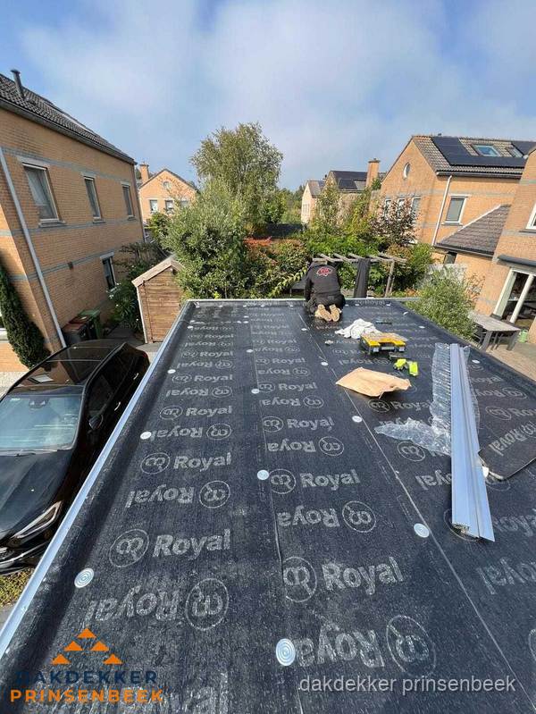 Nieuwe Royal bitumen dakbedekking op plat dak van aanbouw in Prinsenbeek