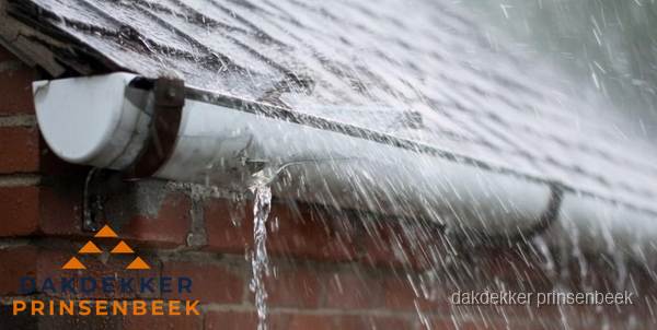 Lekkende dakgoot tijdens regenval in Prinsenbeek
