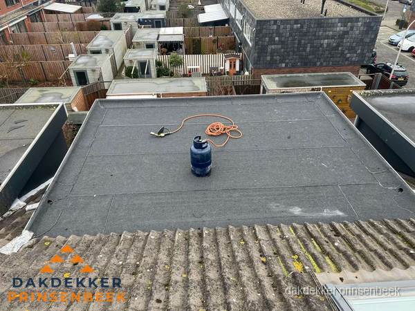 Dakreparatie plat dak met bitumen in Prinsenbeek
