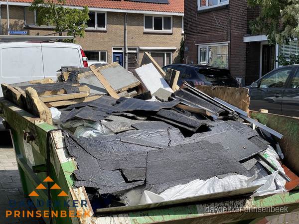 Afvalcontainer met gesloopt dakmateriaal tijdens dakkapel renovatie in Prinsenbeek