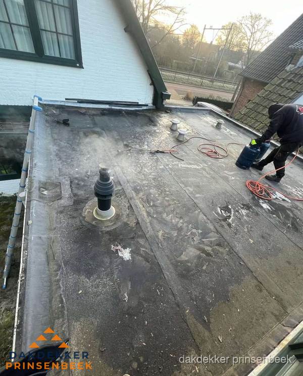 Dakdekker verhelpt daklekkage op plat dak in Prinsenbeek Dakdekker verhelpt daklekkage op plat dak in Prinsenbeek