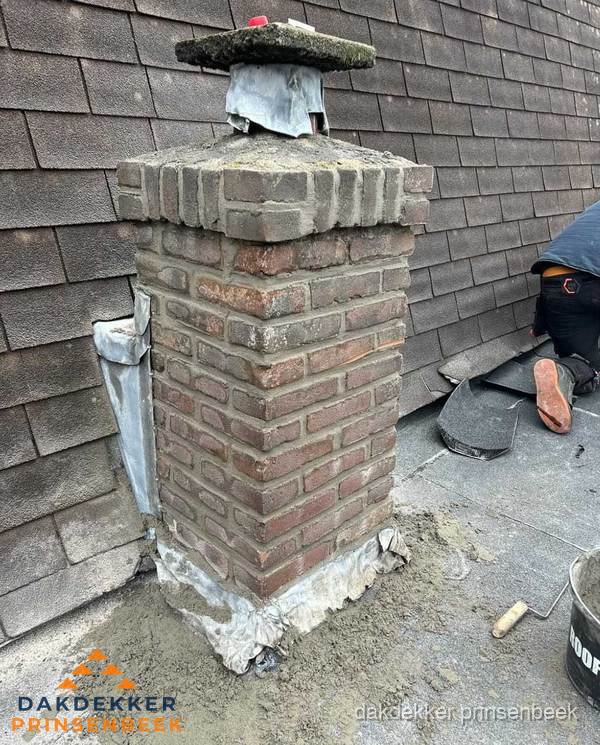 Schoorsteen reparatie met lood en voegwerk op leien dak in Prinsenbeek Schoorsteen reparatie met lood en voegwerk op leien dak in Prinsenbeek