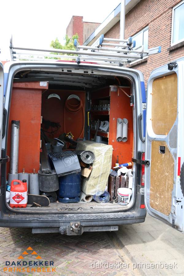 Bedrijfsbus van dakdekker met gereedschap en materialen in Prinsenbeek Bedrijfsbus van dakdekker met gereedschap en materialen in Prinsenbeek