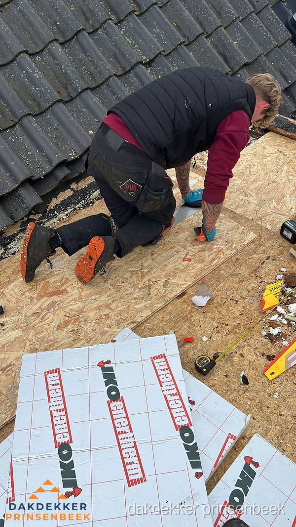 Dakdekker plaatst PIR-isolatieplaten op plat dak in Prinsenbeek
