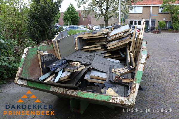 Puincontainer met oud dakmateriaal na dakrenovatie in Prinsenbeek