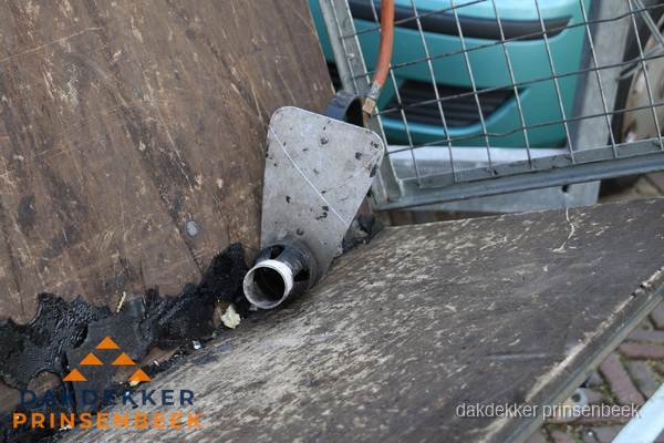 Dakdekkers gasbrander voor bitumen werkzaamheden in Prinsenbeek