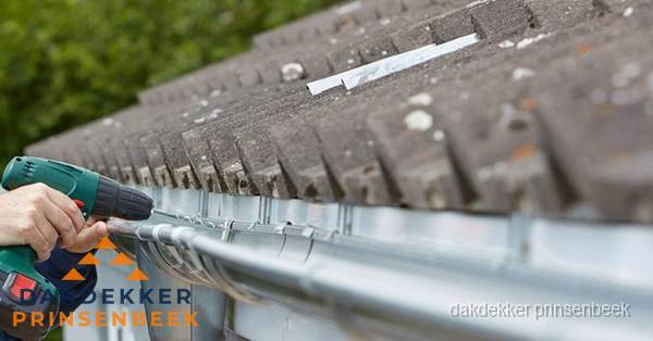 Dakgoot repareren met accuboormachine in Prinsenbeek