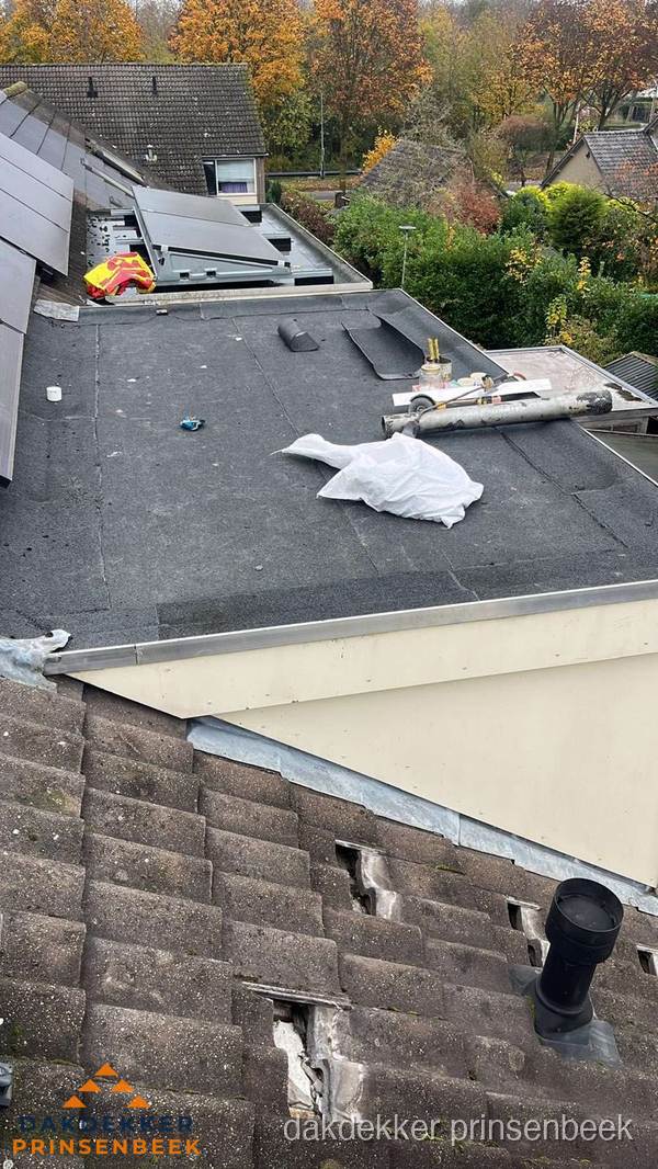Beschadigde dakbedekking op plat dak voor reparatie in Prinsenbeek