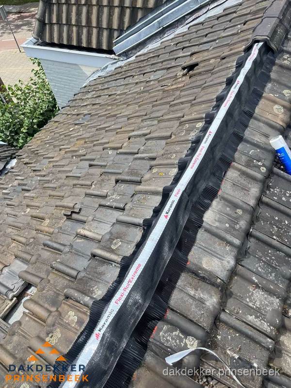 Nokvorst renovatie met Koramic nokrol op schuin pannendak in Prinsenbeek