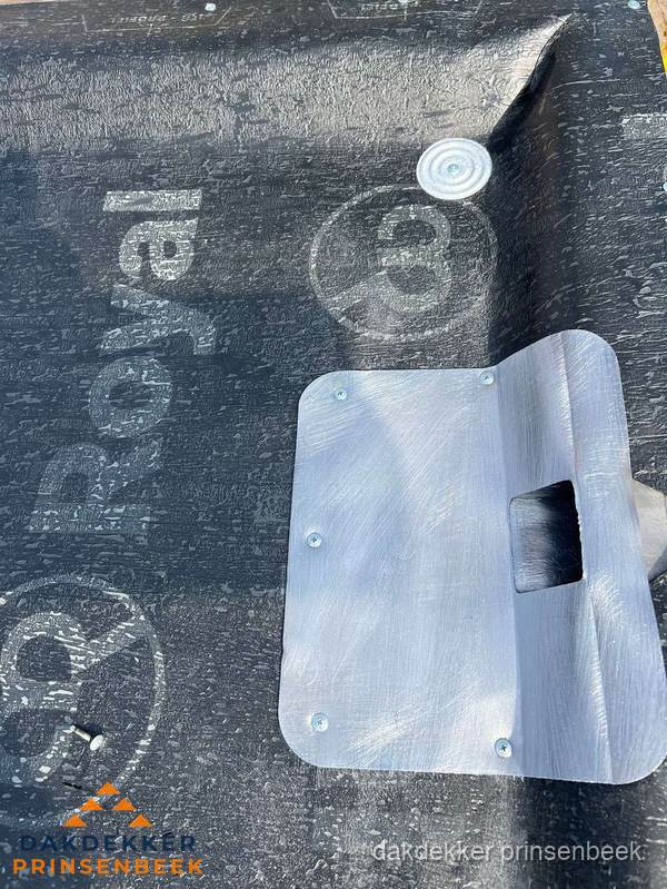 Dakdoorvoer met metalen afvoerplaat op bitumen dak in Prinsenbeek