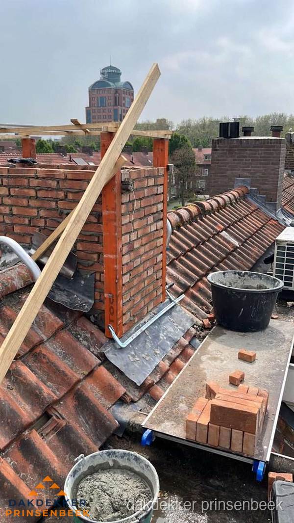 Schoorsteen renovatie met metselwerk op schuin dak in Prinsenbeek