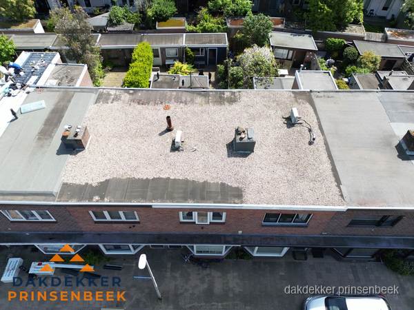 Plat dak met grindballast en dakdoorvoeren in Prinsenbeek