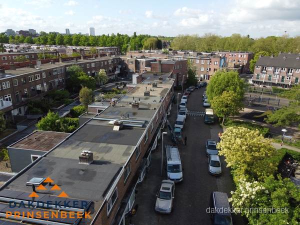 Luchtfoto dakinspectie woonwijk in Prinsenbeek