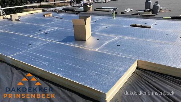 PIR isolatieplaten worden gelegd op plat dak voor dakisolatie in Prinsenbeek