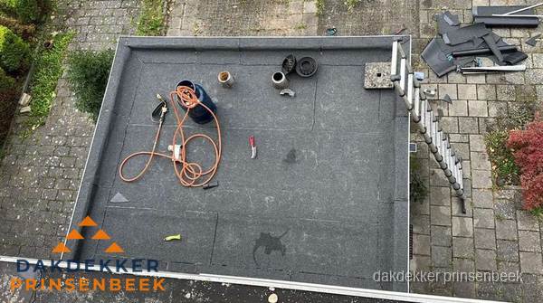 Plat dak met nieuwe bitumen bedekking in Prinsenbeek Plat dak met nieuwe bitumen bedekking in Prinsenbeek