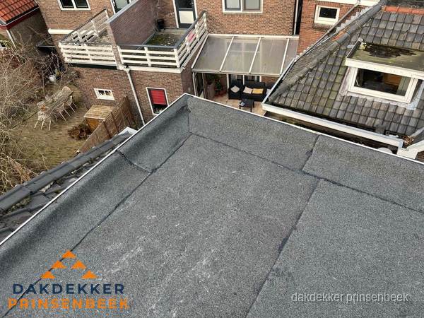 Overzicht plat dak met dakgoot in woonwijk Prinsenbeek