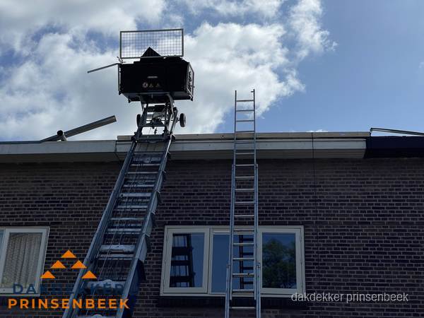 Ladderlift en ladder bij woning voor dakinspectie in Prinsenbeek