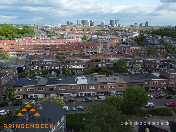 Luchtfoto van daken in woonwijk Prinsenbeek