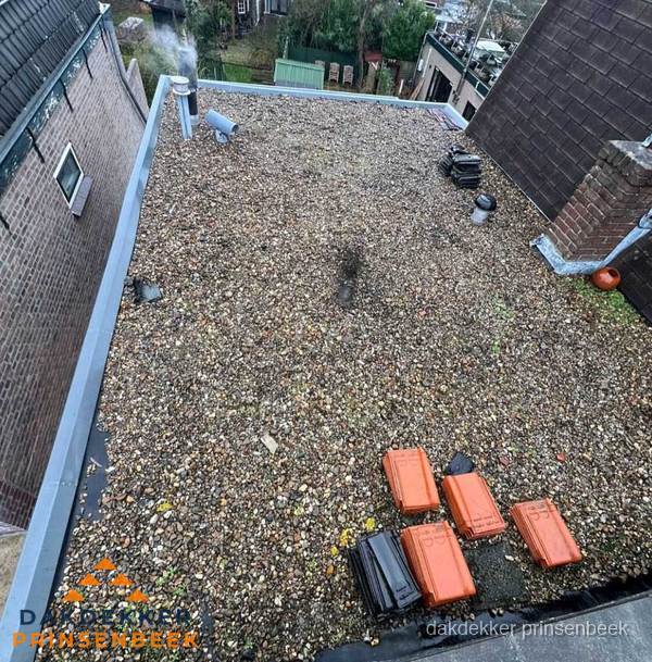 Plat dak met grindballast en dakdoorvoeren in Prinsenbeek
