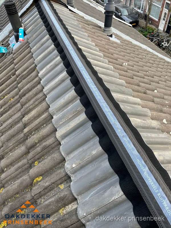 Nokvorst met Monier ventilatie op schuin pannendak in Prinsenbeek