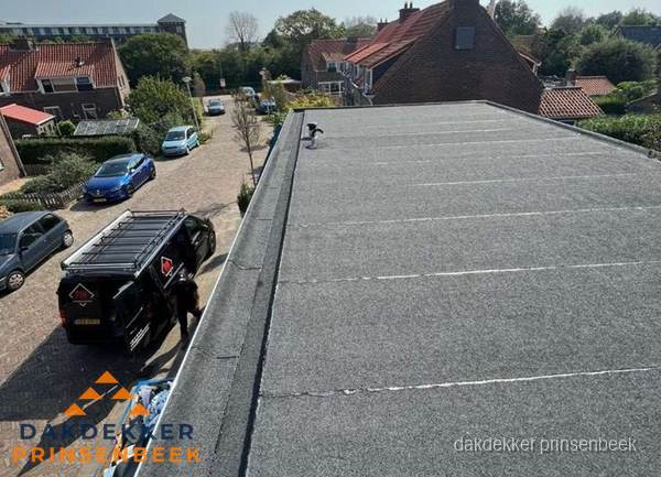 Nieuw bitumen plat dak met uitzicht over woonwijk in Prinsenbeek Nieuw bitumen plat dak met uitzicht over woonwijk in Prinsenbeek