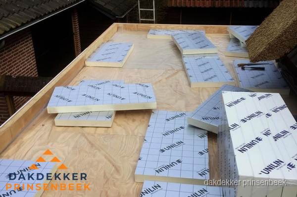 PIR isolatieplaten leggen op plat dak in Prinsenbeek
