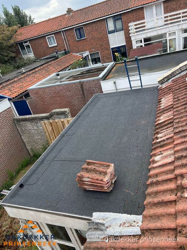 Aanbouw plat dak met reservepannen voor dakpannen vervangen in Prinsenbeek