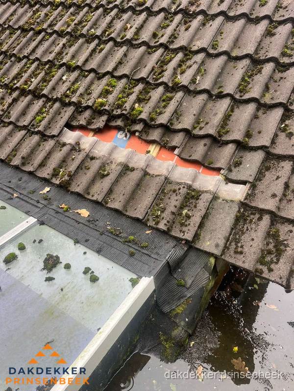 Beschadigd pannendak met ontbrekende dakpannen voor reparatie in Prinsenbeek Beschadigd pannendak met ontbrekende dakpannen voor reparatie in Prinsenbeek