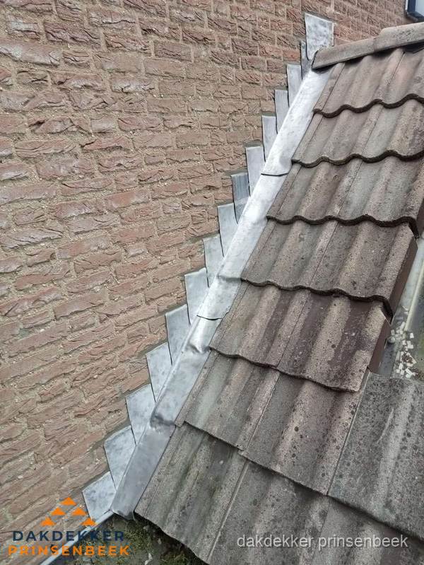 Loodslabben langs dakaansluiting bij bakstenen muur in Prinsenbeek Loodslabben langs dakaansluiting bij bakstenen muur in Prinsenbeek