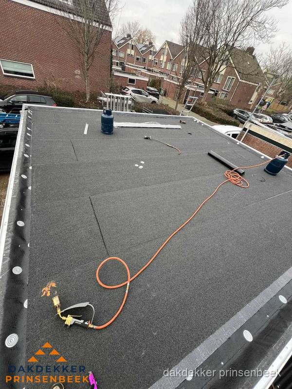 Afgewerkte dakrenovatie met bitumen op plat dak in Prinsenbeek