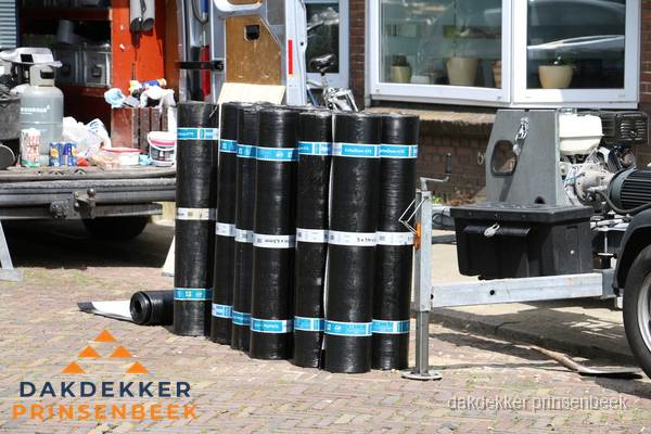 Rollen bitumen dakbedekking klaar voor daklekkage reparatie in Prinsenbeek Rollen bitumen dakbedekking klaar voor daklekkage reparatie in Prinsenbeek