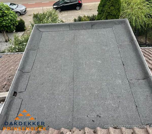 Nieuw aangebrachte bitumen dakbedekking op plat dak in Prinsenbeek Nieuw aangebrachte bitumen dakbedekking op plat dak in Prinsenbeek