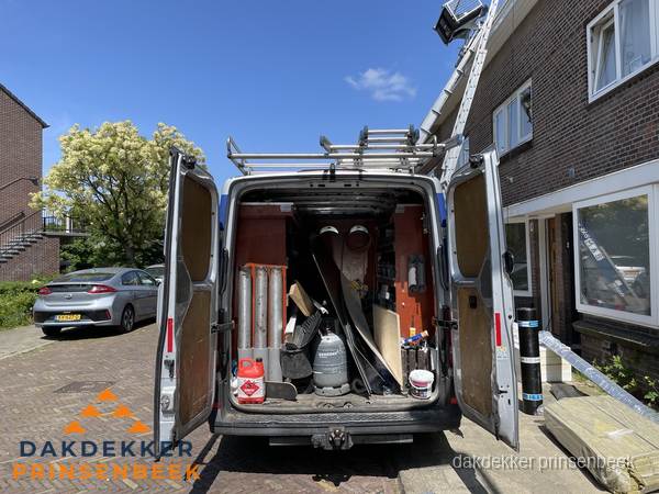 Spoed dakdekker bus met gereedschap en ladder bij woning in Prinsenbeek Spoed dakdekker bus met gereedschap en ladder bij woning in Prinsenbeek