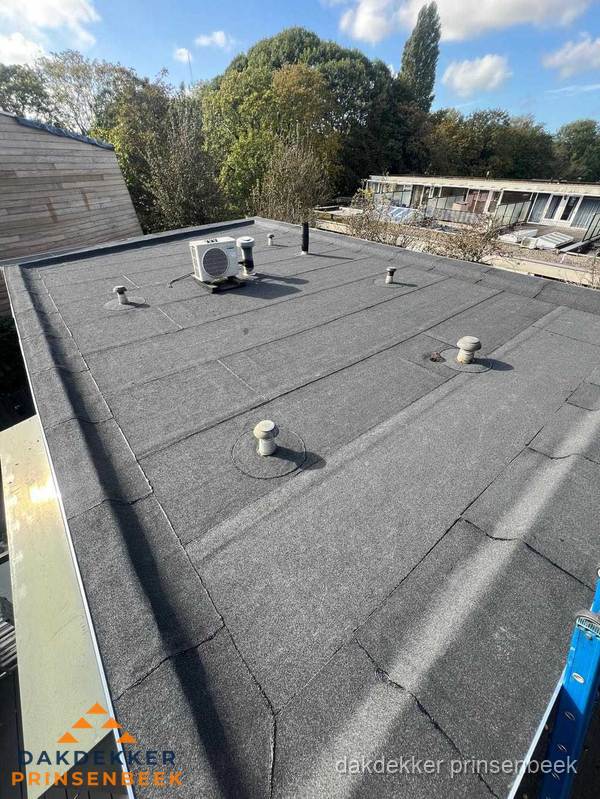 Kosten dakdekker: afgewerkt plat bedrijfsdak met bitumen in Prinsenbeek