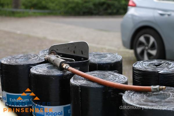 Rollen bitumen dakbedekking EshaGum klaar voor installatie in Prinsenbeek