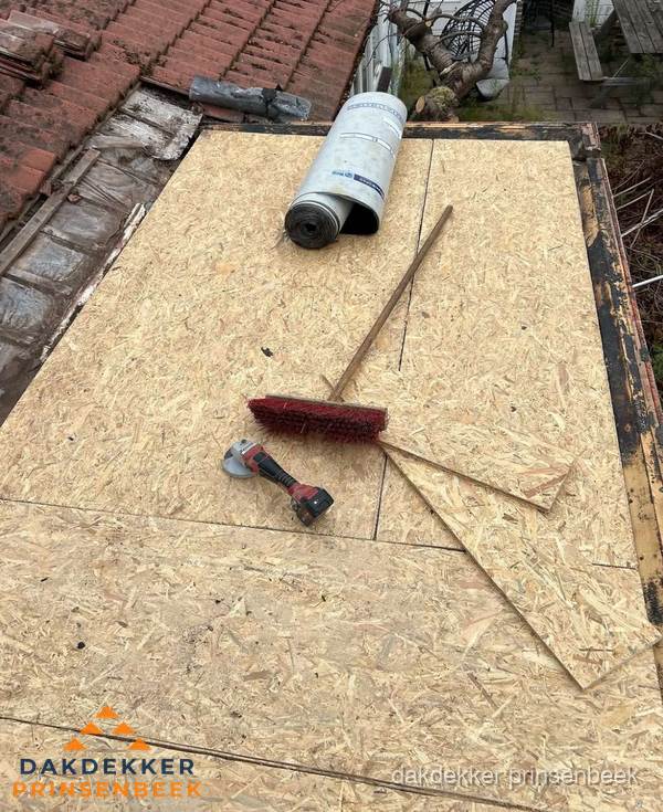 Plat dak vervangen met nieuwe OSB-ondergrond en bitumenrol in Prinsenbeek