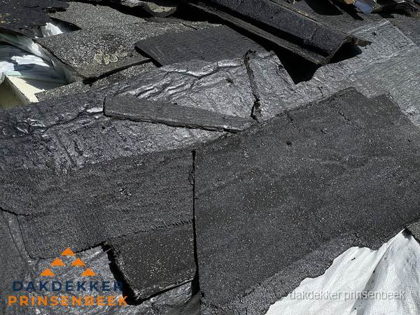 Verwijderd oud bitumen dakleer klaar voor vervanging in Prinsenbeek
