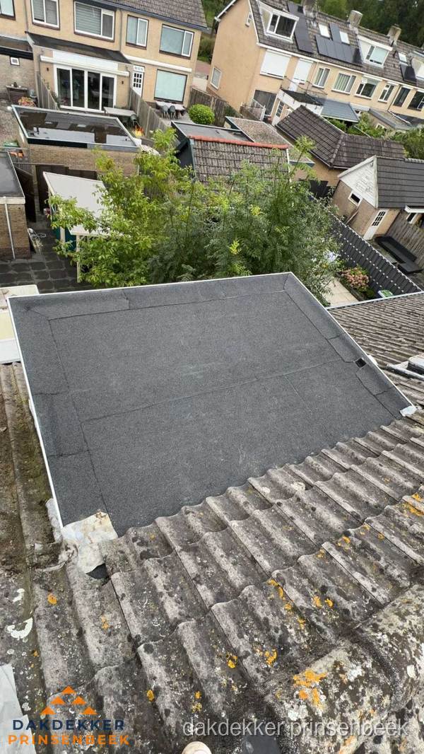 Plat dak aanbouw met bitumen dakbedekking in woonwijk Prinsenbeek Plat dak aanbouw met bitumen dakbedekking in woonwijk Prinsenbeek
