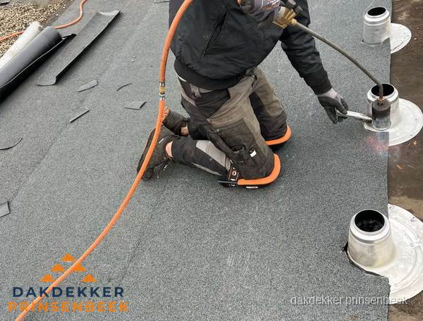 Dakdekker repareert bitumen dakleer bij dakdoorvoer in Prinsenbeek Dakdekker repareert bitumen dakleer bij dakdoorvoer in Prinsenbeek