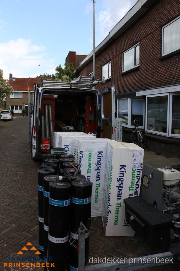 Levering van Kingspan isolatieplaten en bitumenrollen voor dakproject in Prinsenbeek