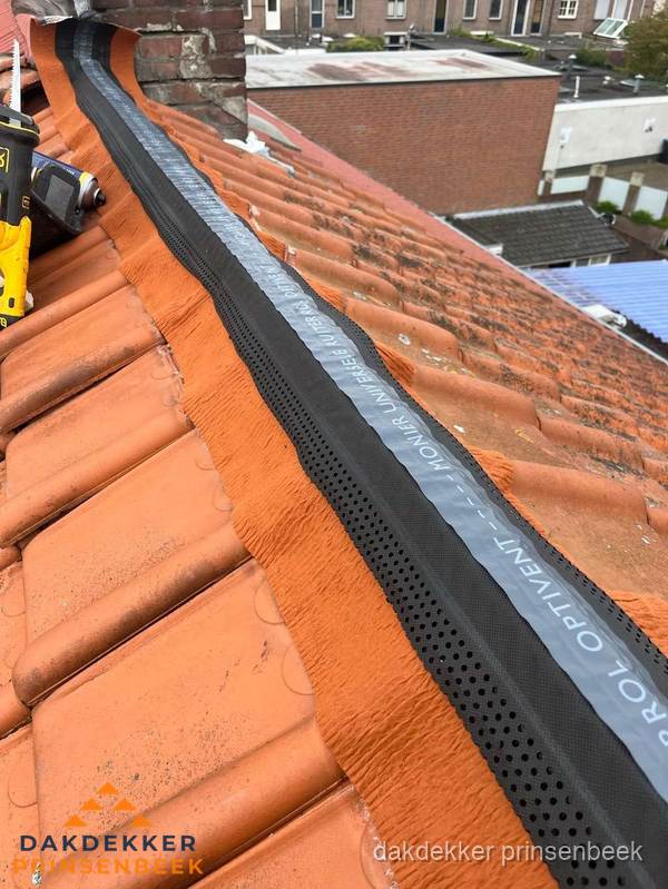 Nokventilatie installeren op hellend pannendak in Prinsenbeek