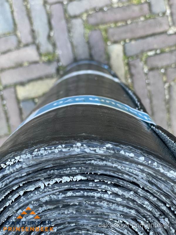 Rol bitumen dakleer met leislag voor plat dak in Prinsenbeek
