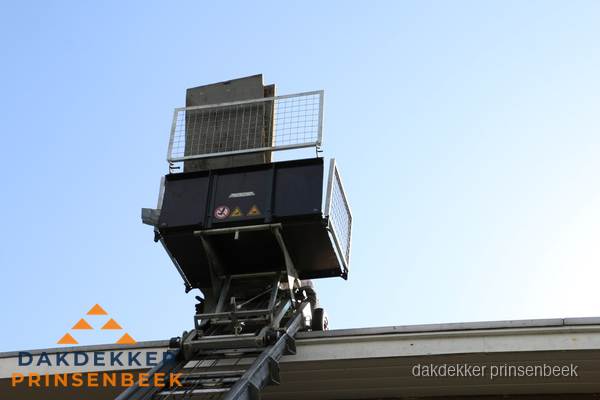Dakdekkerslift voor materiaal transport bij dakwerkzaamheden in Prinsenbeek