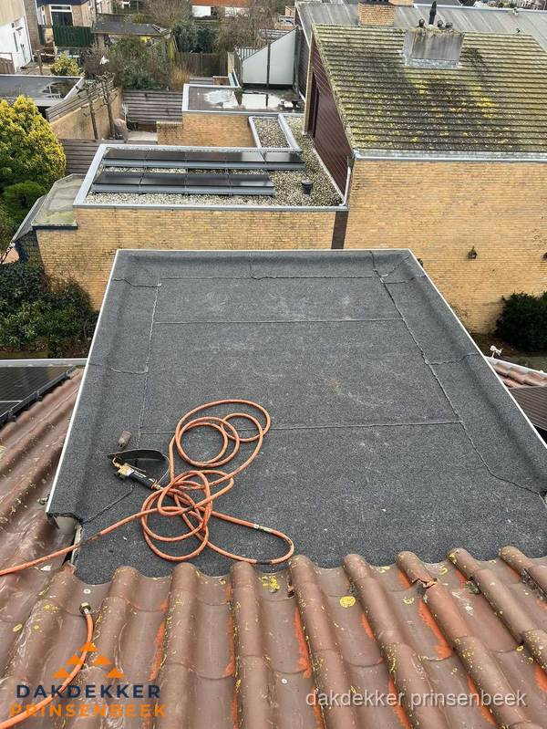 Reparatie aansluiting plat dak en schuin dak in Prinsenbeek